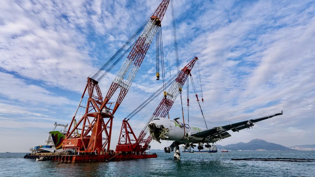 חילוץ המטוס מתוך הים