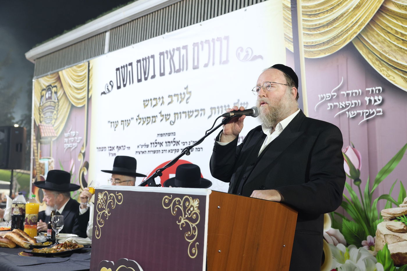 זה לצד זה: חסידים וליטאים, אשכנזים וספרדים, רקדו לצלילי הזמר הבדואי 