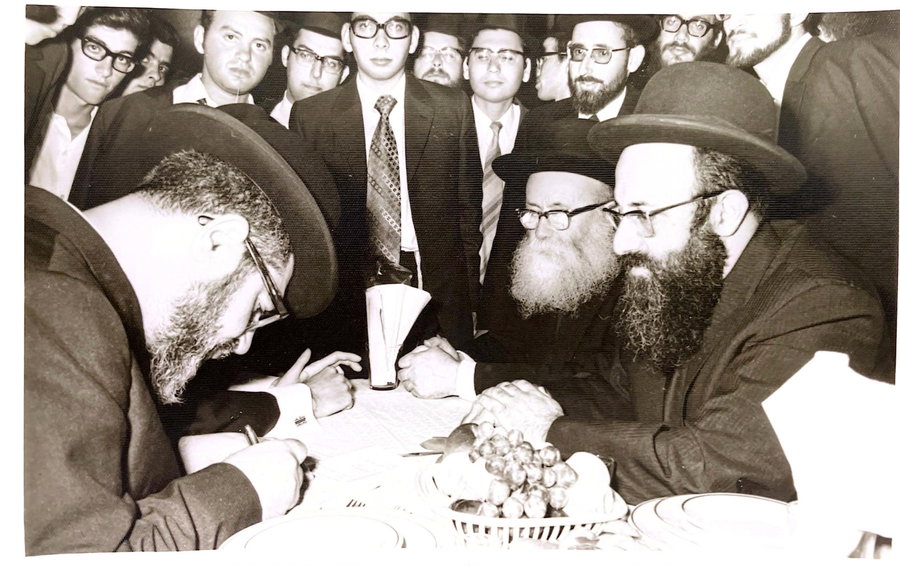 בחתונה של תלמיד - מימין הגרב"ד פוברסקי ואביו מרן הגר"ד ומרן הרב עובדיה חותם על הכתובה