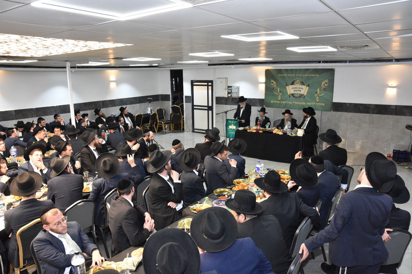 הגר"ע אויערבאך בסיום מסכת עירובין בכולל 'דעת שמואל'