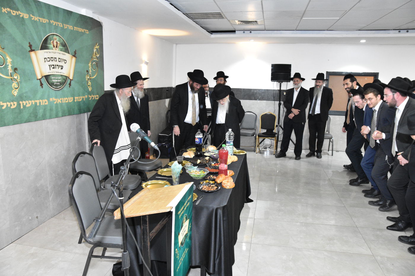 הגר"ע אויערבאך בסיום מסכת עירובין בכולל 'דעת שמואל'