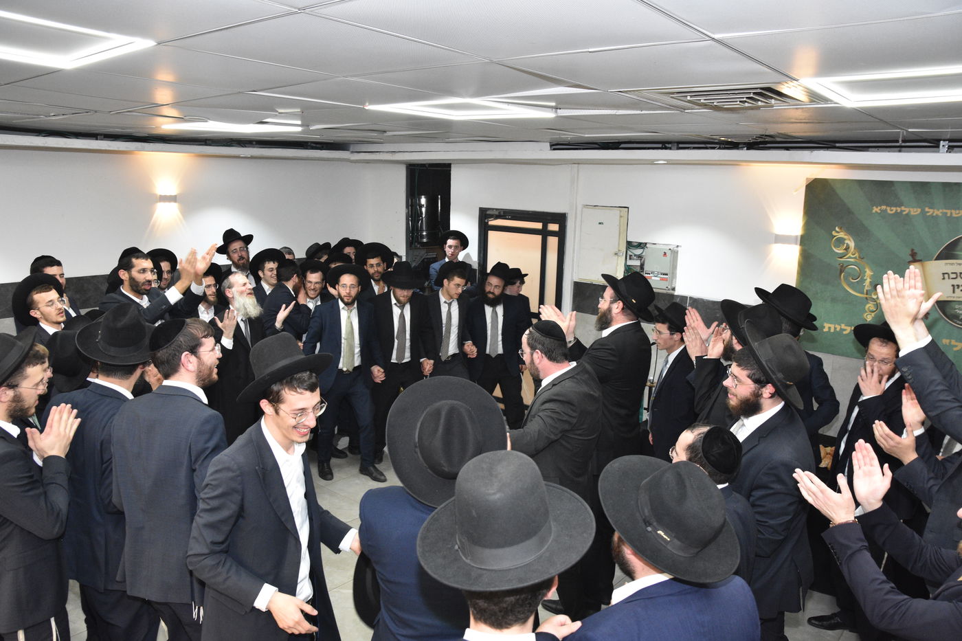 הגר"ע אויערבאך בסיום מסכת עירובין בכולל 'דעת שמואל'