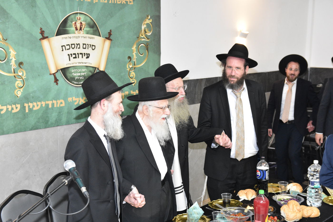 הגר"ע אויערבאך בסיום מסכת עירובין בכולל 'דעת שמואל'