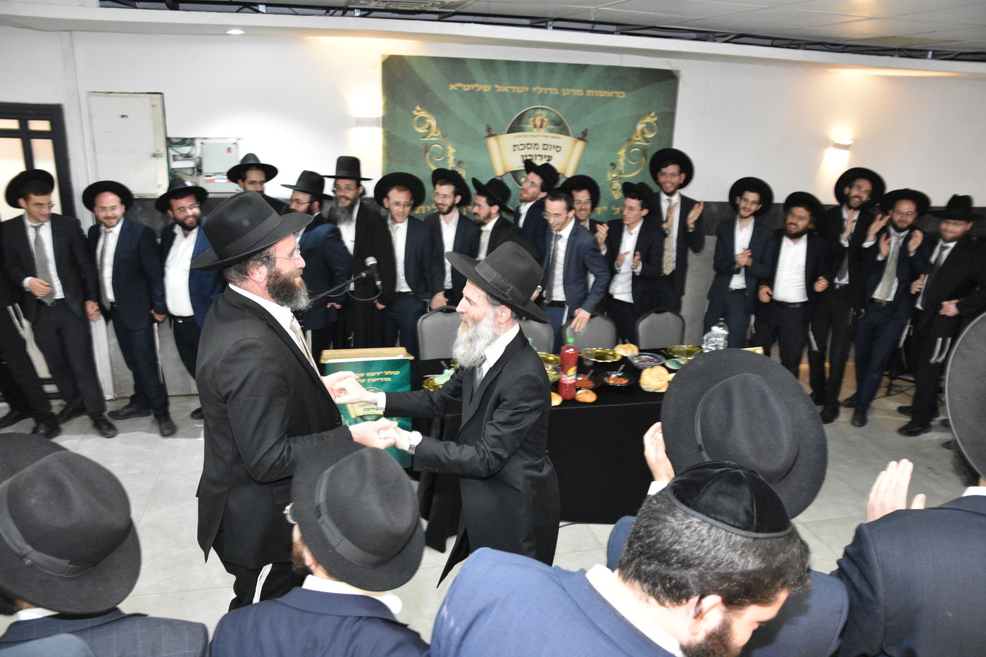 הגר"ע אויערבאך בסיום מסכת עירובין בכולל 'דעת שמואל'