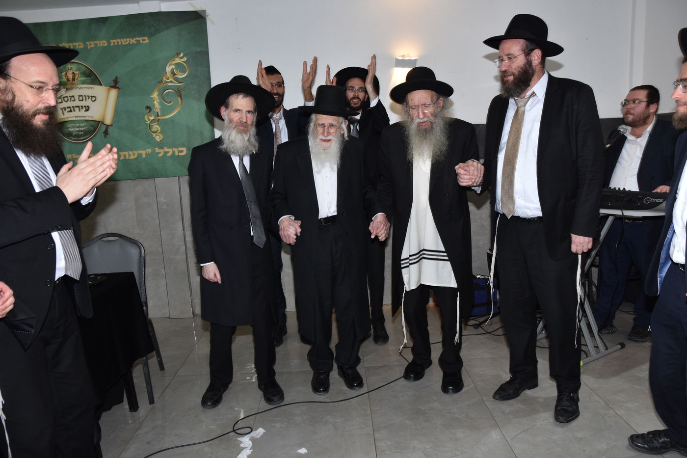 הגר"ע אויערבאך בסיום מסכת עירובין בכולל 'דעת שמואל'