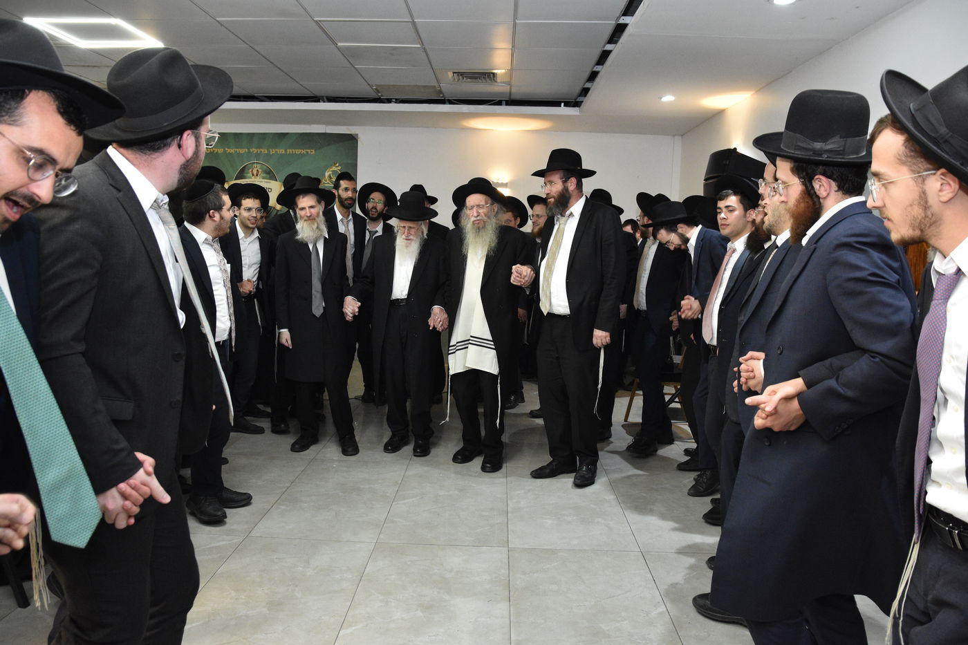 הגר"ע אויערבאך בסיום מסכת עירובין בכולל 'דעת שמואל'