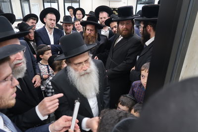 קביעת מזוזות לביהכ"נ 'איילת השחר' בשכונת 'מתחם הסופרים'