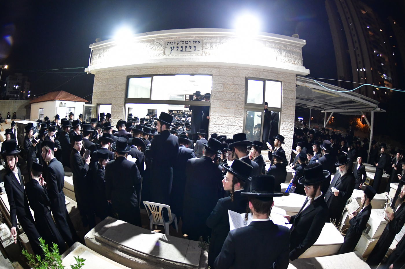 האדמו"ר מסערט ויז'ניץ בתפילה באוהל בית ויז'ניץ