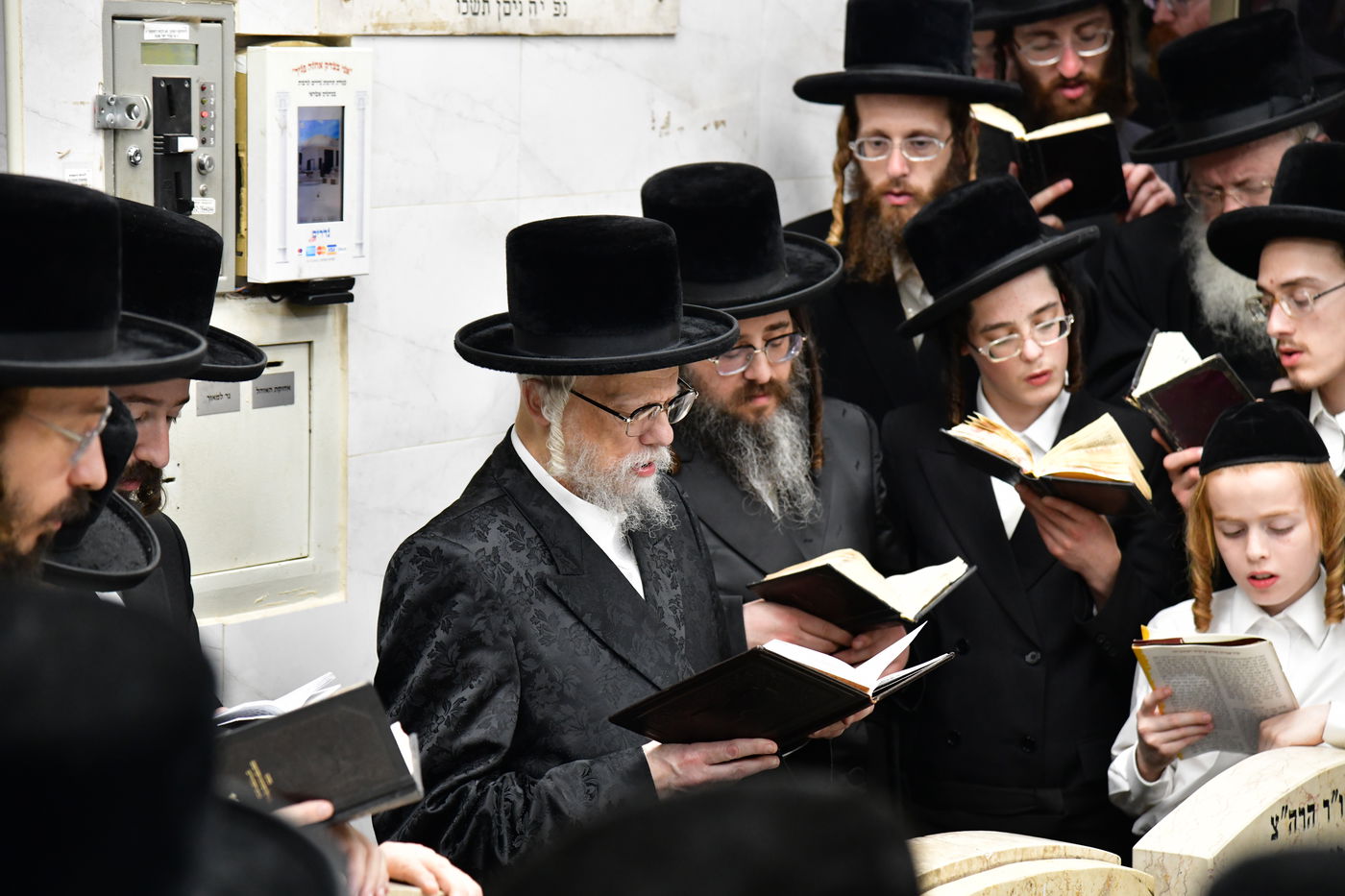 האדמו"ר מסערט ויז'ניץ בתפילה באוהל בית ויז'ניץ