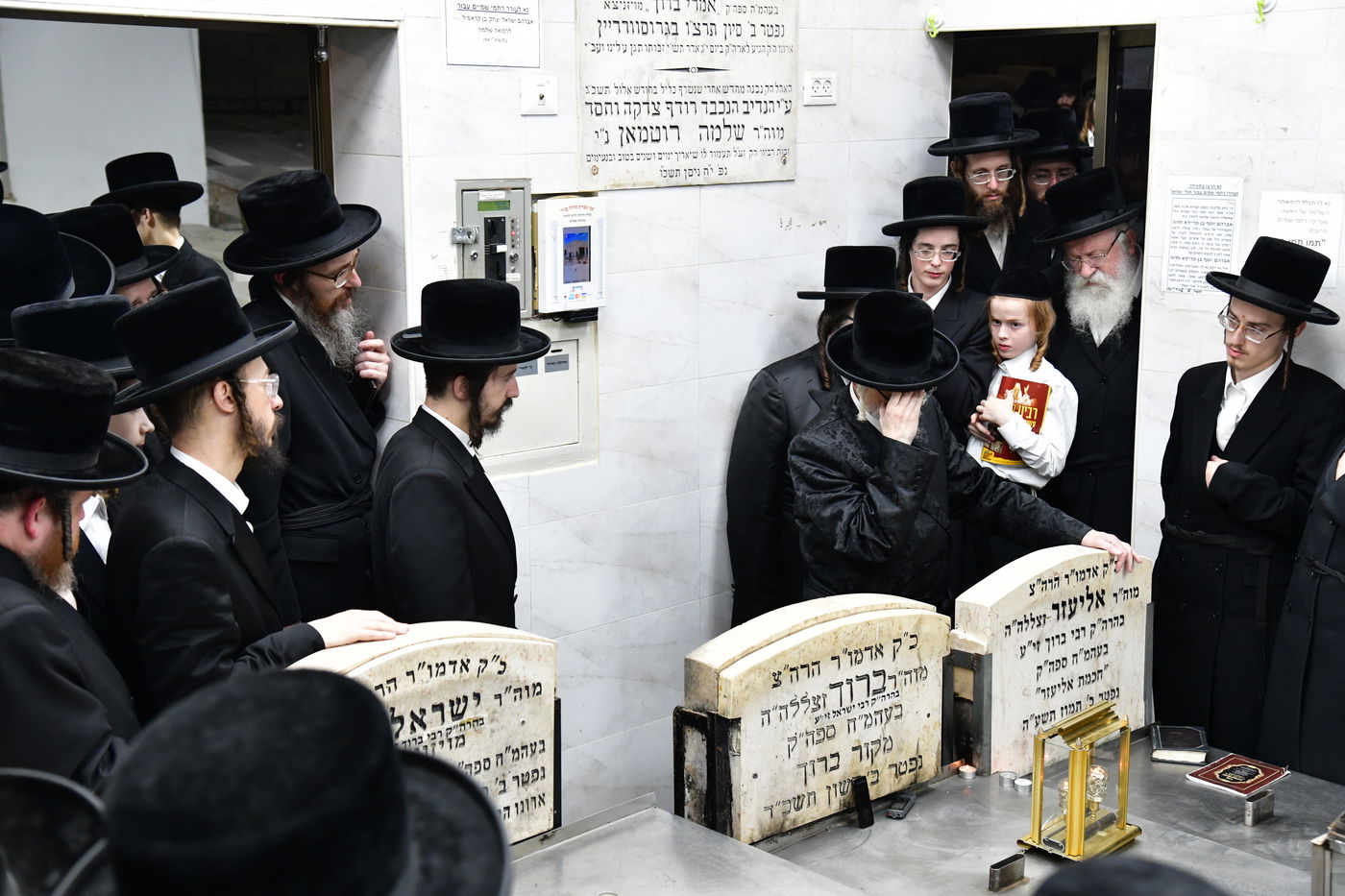 האדמו"ר מסערט ויז'ניץ בתפילה באוהל בית ויז'ניץ