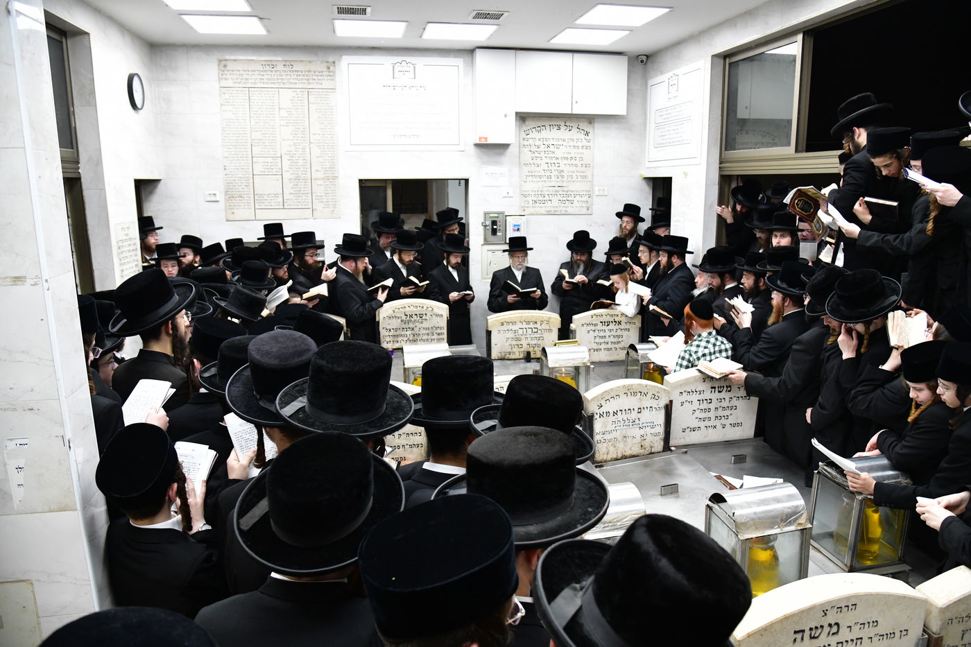 האדמו"ר מסערט ויז'ניץ בתפילה באוהל בית ויז'ניץ