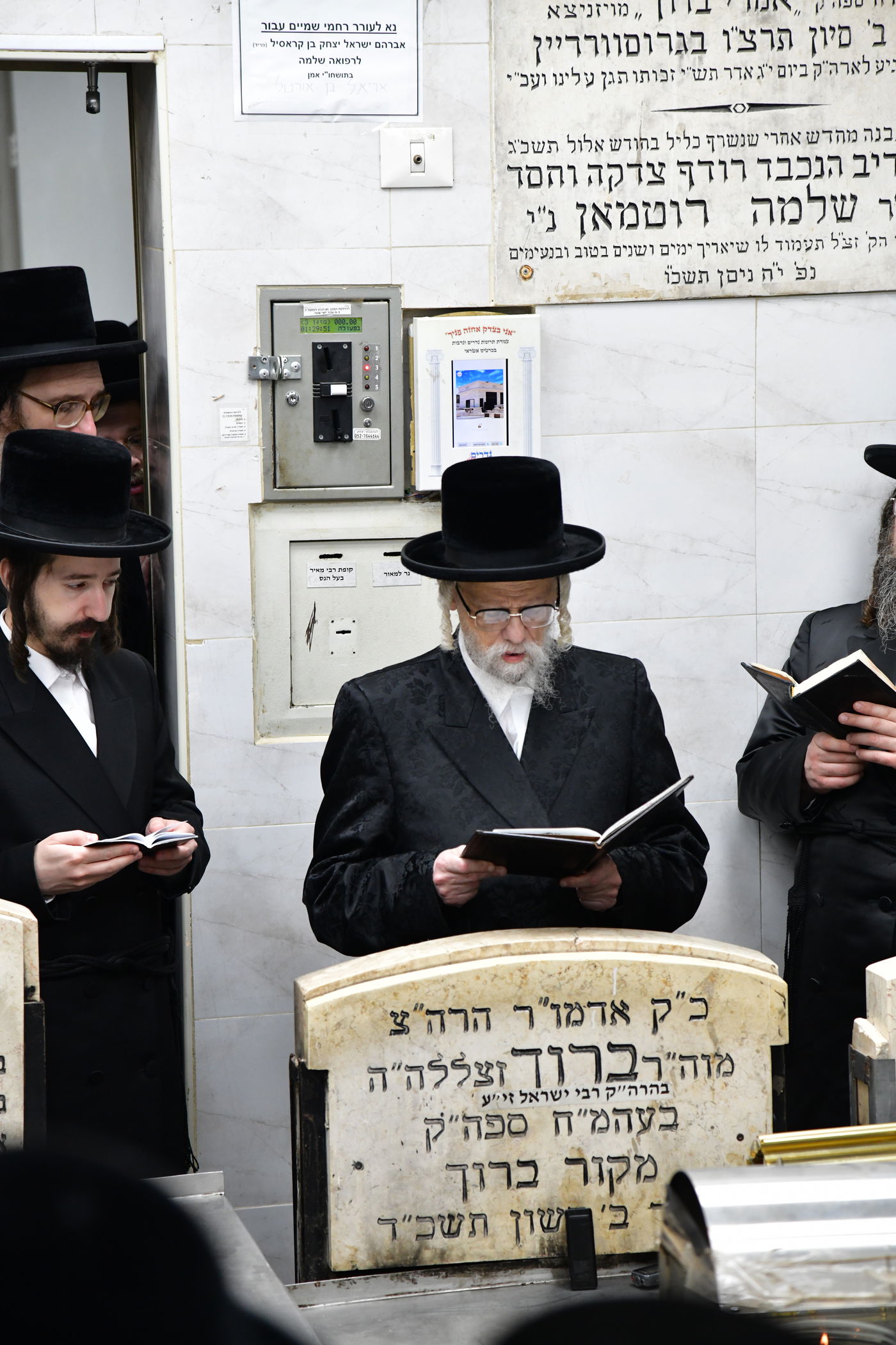 האדמו"ר מסערט ויז'ניץ בתפילה באוהל בית ויז'ניץ