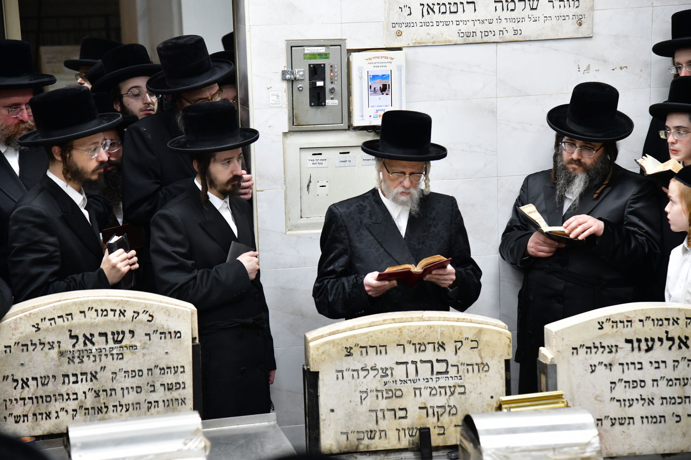 האדמו"ר מסערט ויז'ניץ בתפילה באוהל בית ויז'ניץ