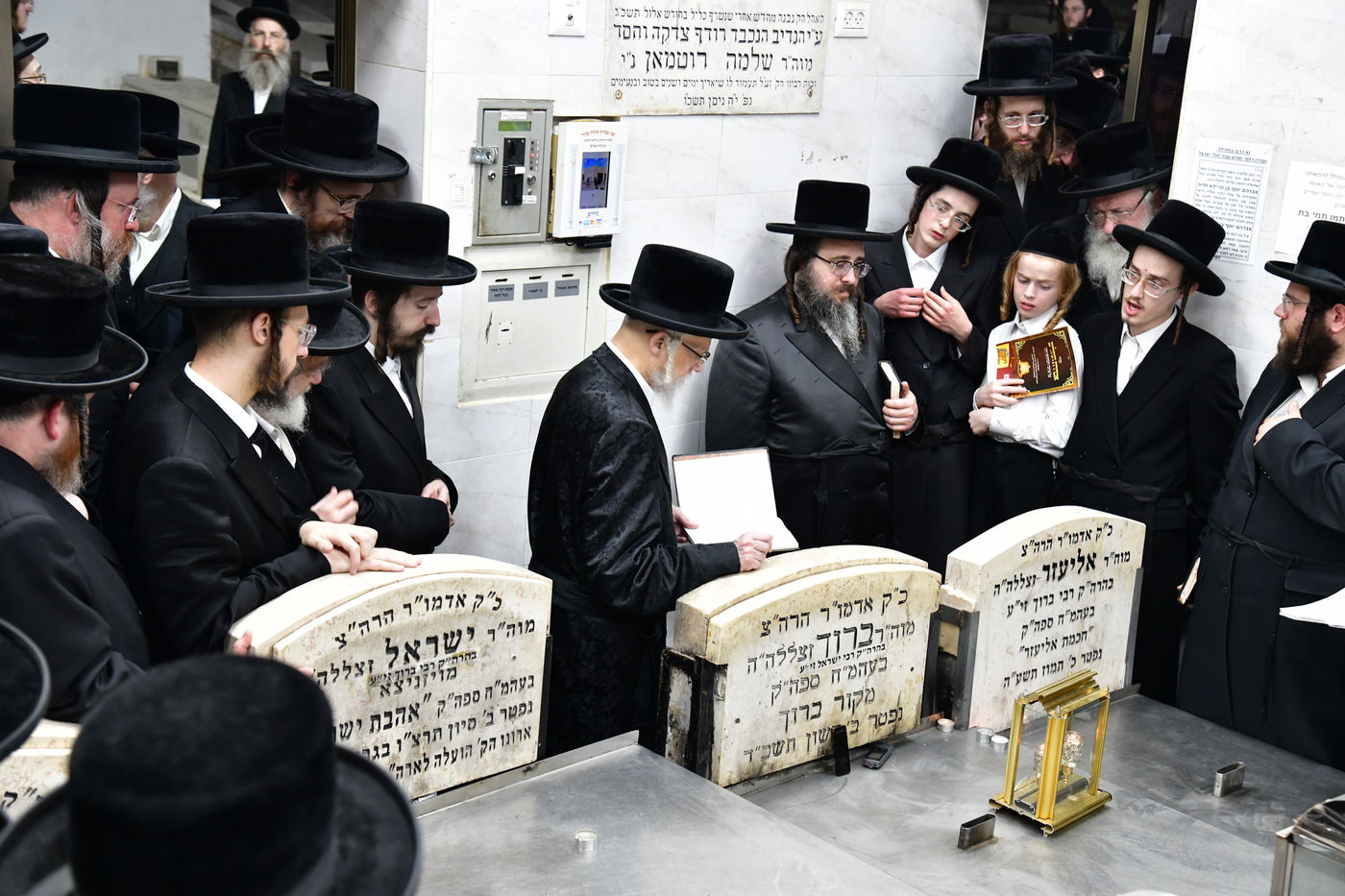 האדמו"ר מסערט ויז'ניץ בתפילה באוהל בית ויז'ניץ