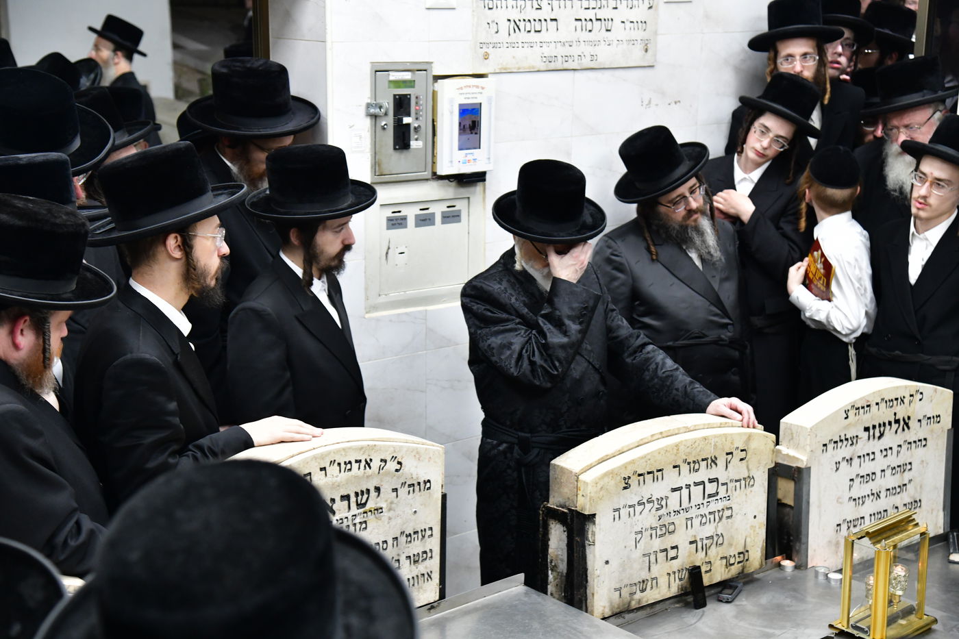 האדמו"ר מסערט ויז'ניץ בתפילה באוהל בית ויז'ניץ