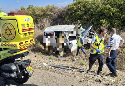 רכב התהפך בכניסה ליישוב החרדי; צעיר פונה במצב קשה עם פגיעת ראש