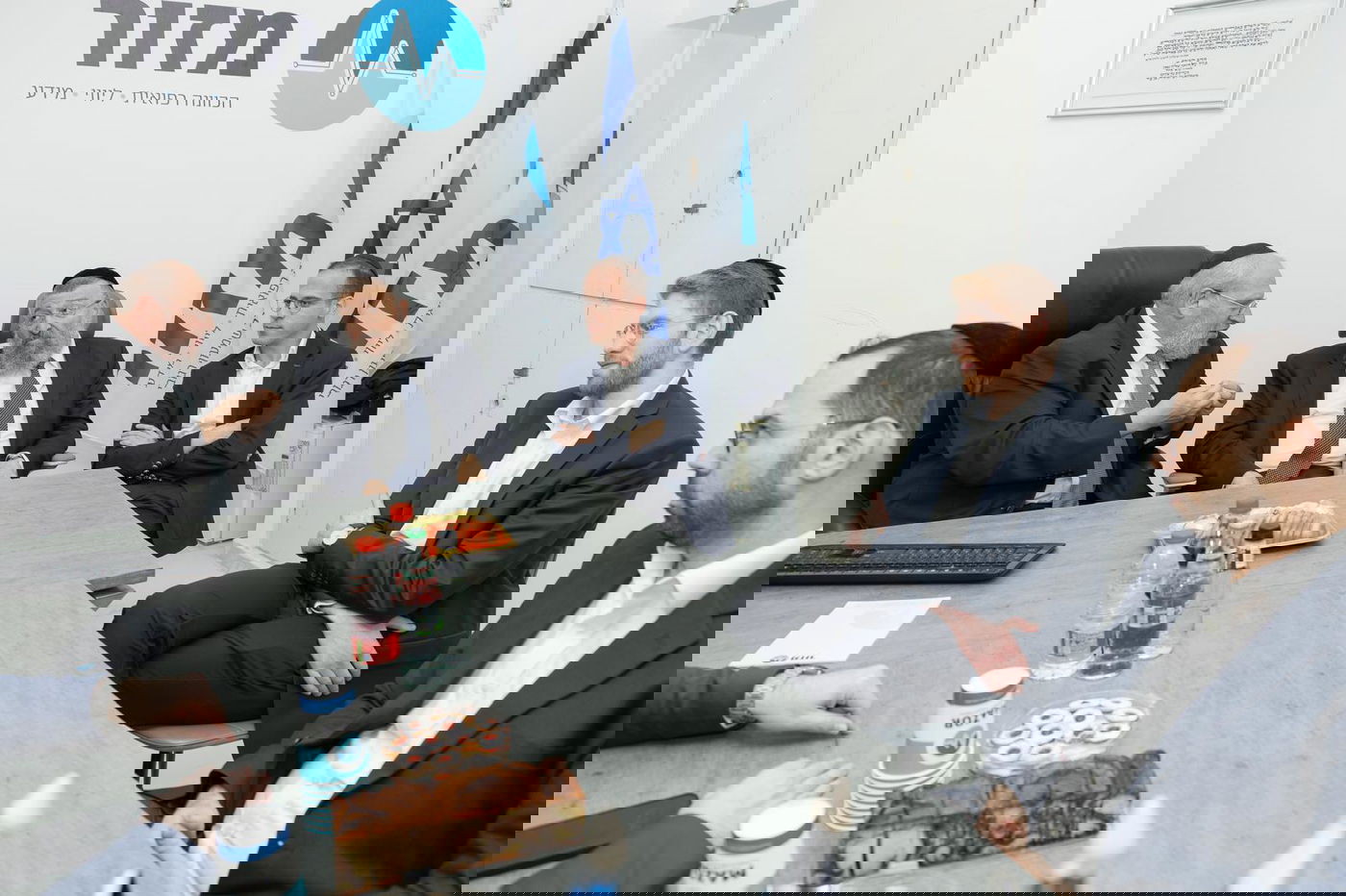 ח"כ הרב בן צור במשרדי מזור