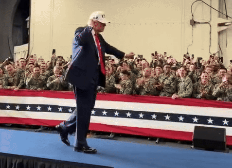 תיעוד משעשע: טראמפ הגיע לנושאת המטוסים ביפן - ופצח בריקוד סוחף