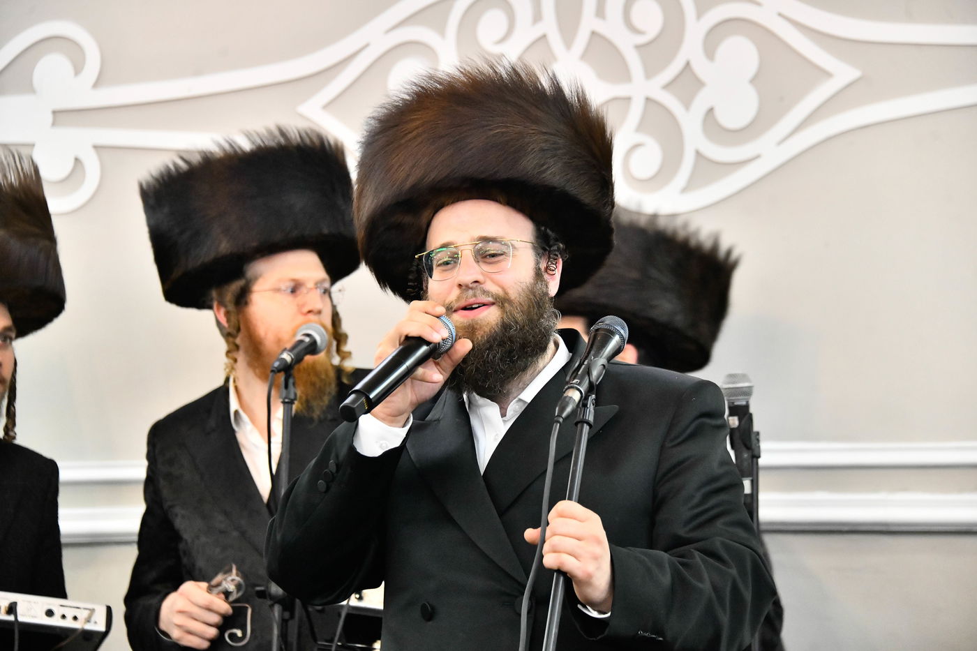 הזמר שמילי שטיינמץ מלונדון בשמחה