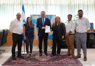 השר כץ יחד עם חברי הוועדה 