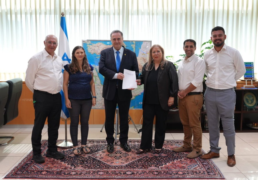 השר כץ יחד עם חברי הוועדה