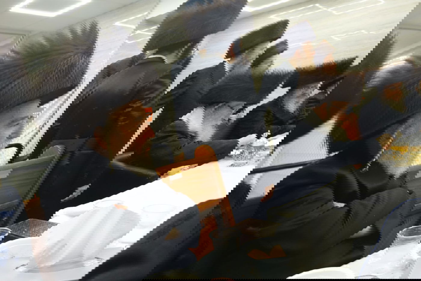 הגה"צ רבי יצחק משה ארלנגר במלווה מלכה אצל האדמו"ר מפשעווארסק