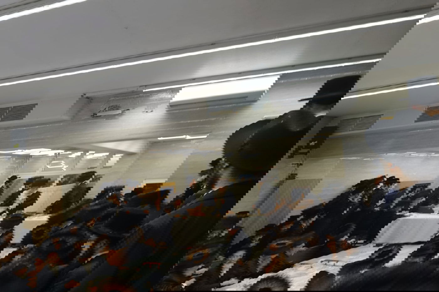 הגה"צ רבי יצחק משה ארלנגר במלווה מלכה אצל האדמו"ר מפשעווארסק