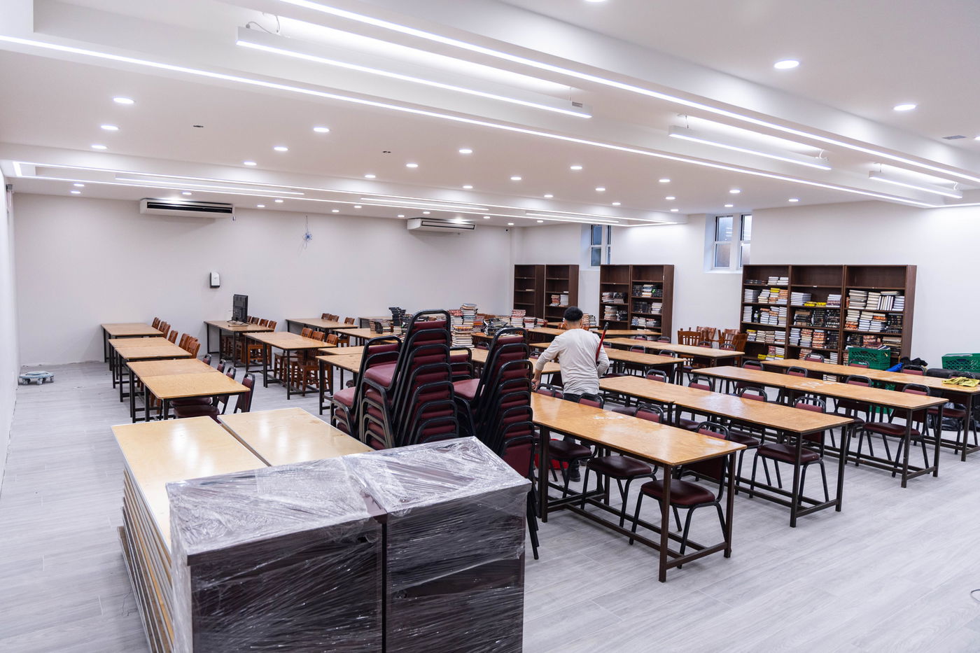 מעמד קביעת מזוזה בבנייני הישיבות בחצה"ק באבוב 45