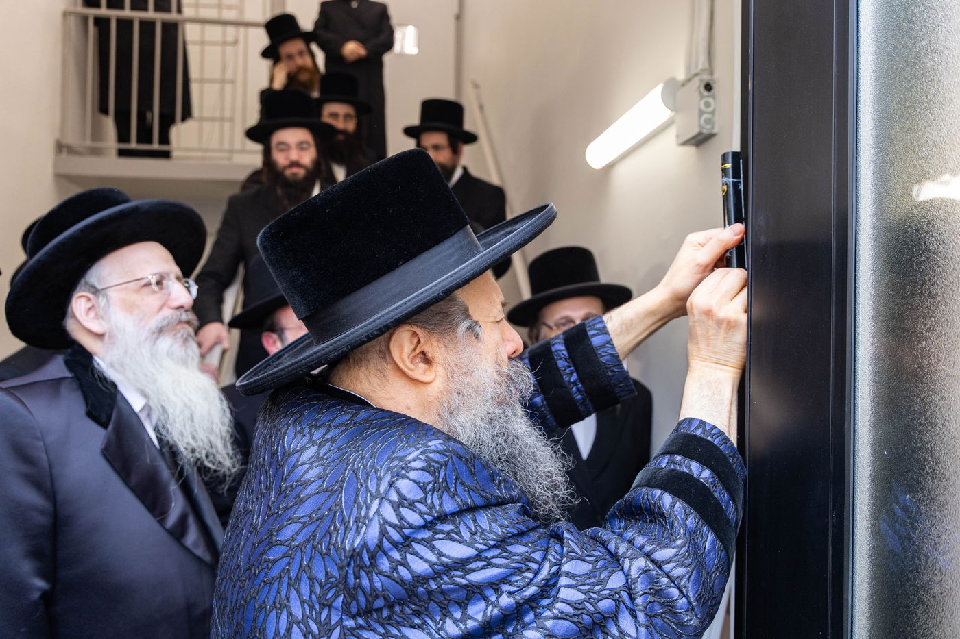 מעמד קביעת מזוזה בבנייני הישיבות בחצה"ק באבוב 45