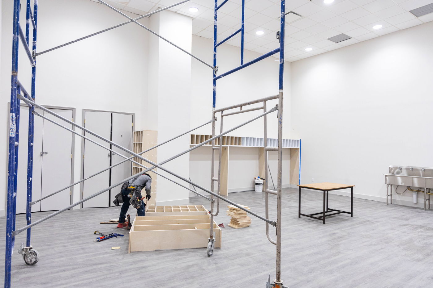 מעמד קביעת מזוזה בבנייני הישיבות בחצה"ק באבוב 45