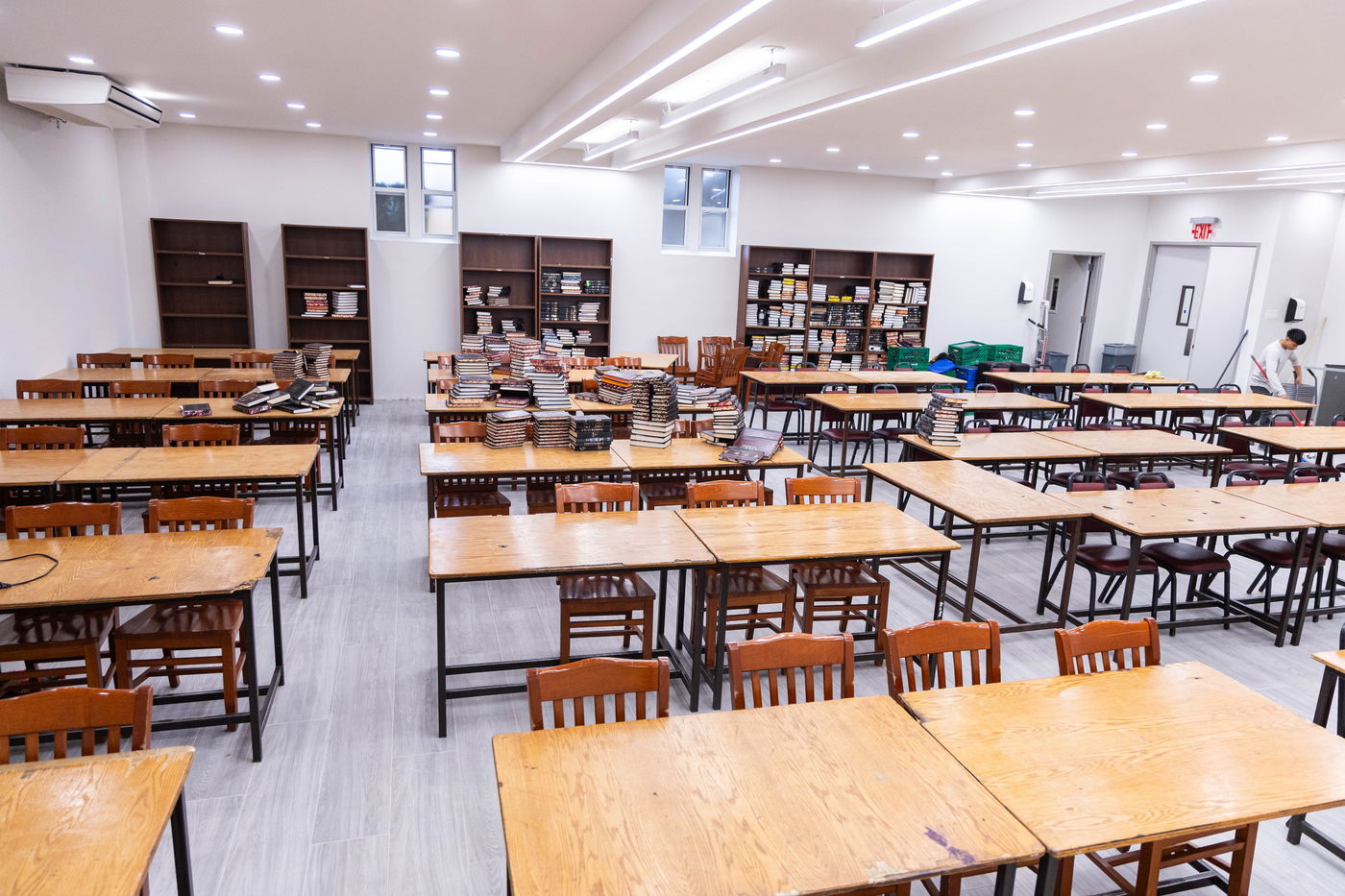 מעמד קביעת מזוזה בבנייני הישיבות בחצה"ק באבוב 45