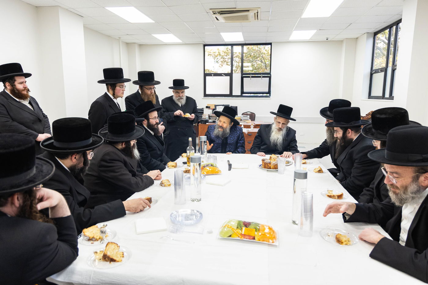 מעמד קביעת מזוזה בבנייני הישיבות בחצה"ק באבוב 45