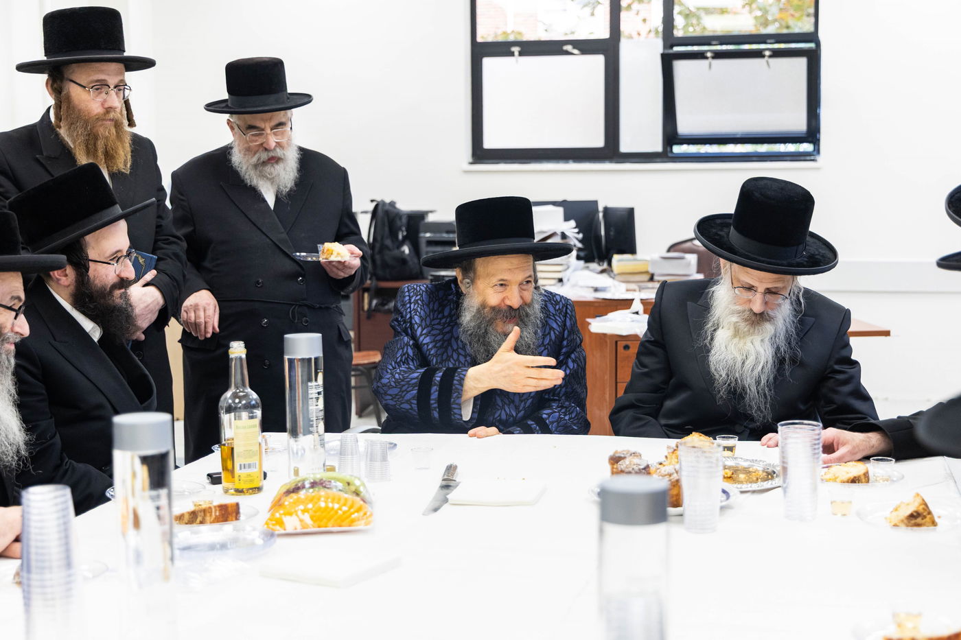 מעמד קביעת מזוזה בבנייני הישיבות בחצה"ק באבוב 45