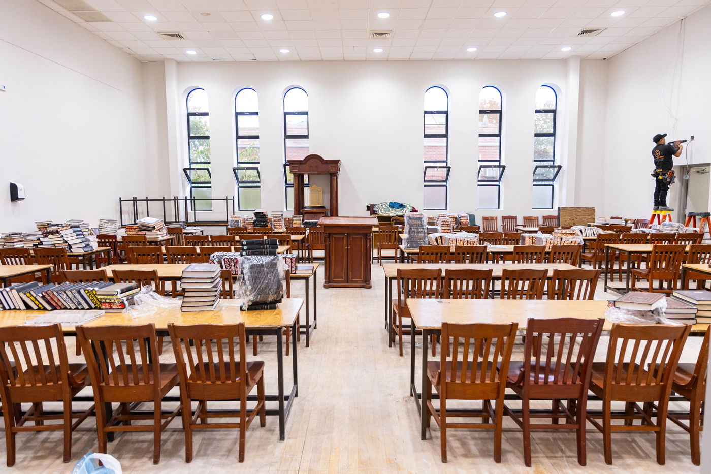 מעמד קביעת מזוזה בבנייני הישיבות בחצה"ק באבוב 45