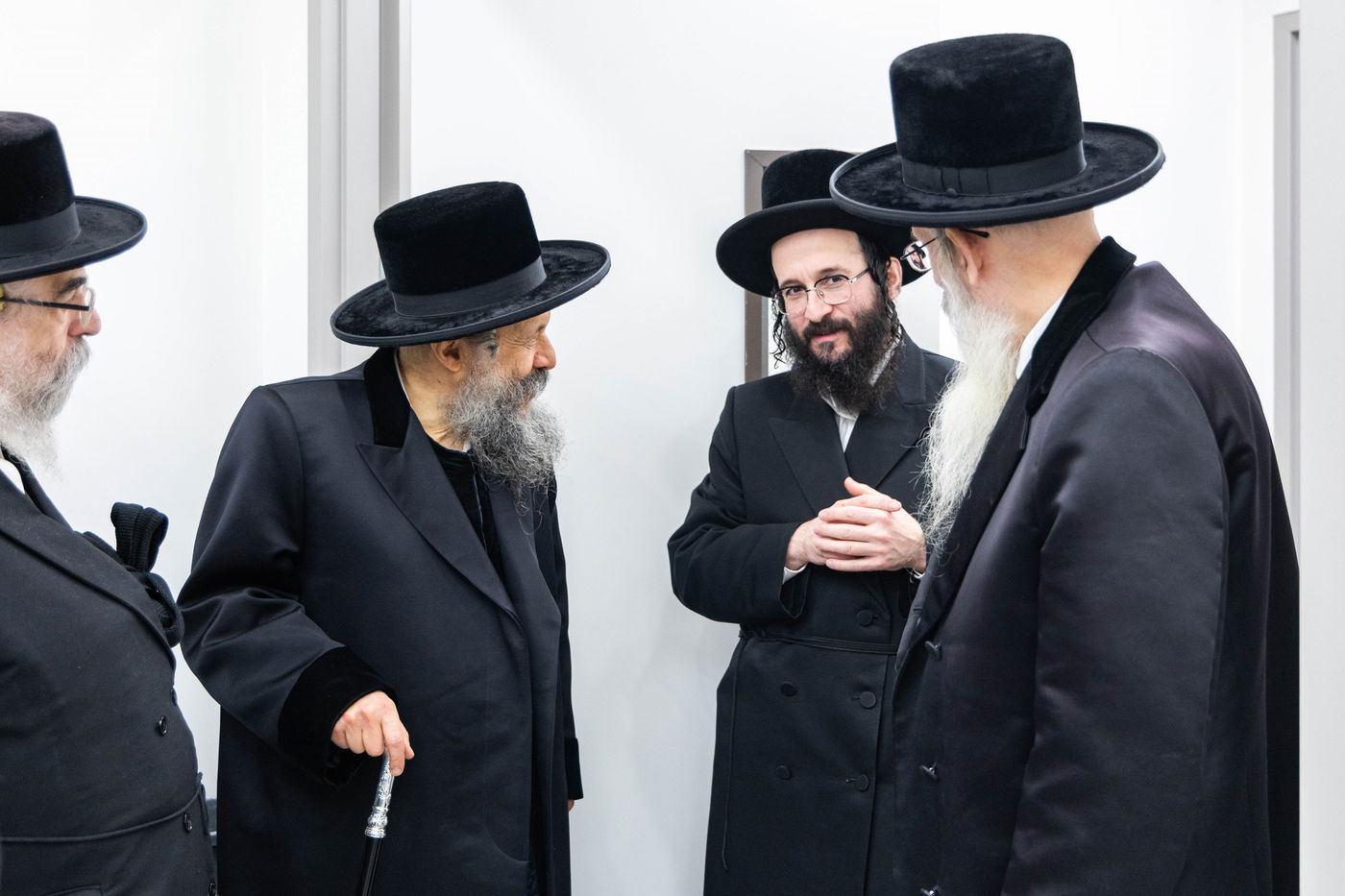 מעמד קביעת מזוזה בבנייני הישיבות בחצה"ק באבוב 45