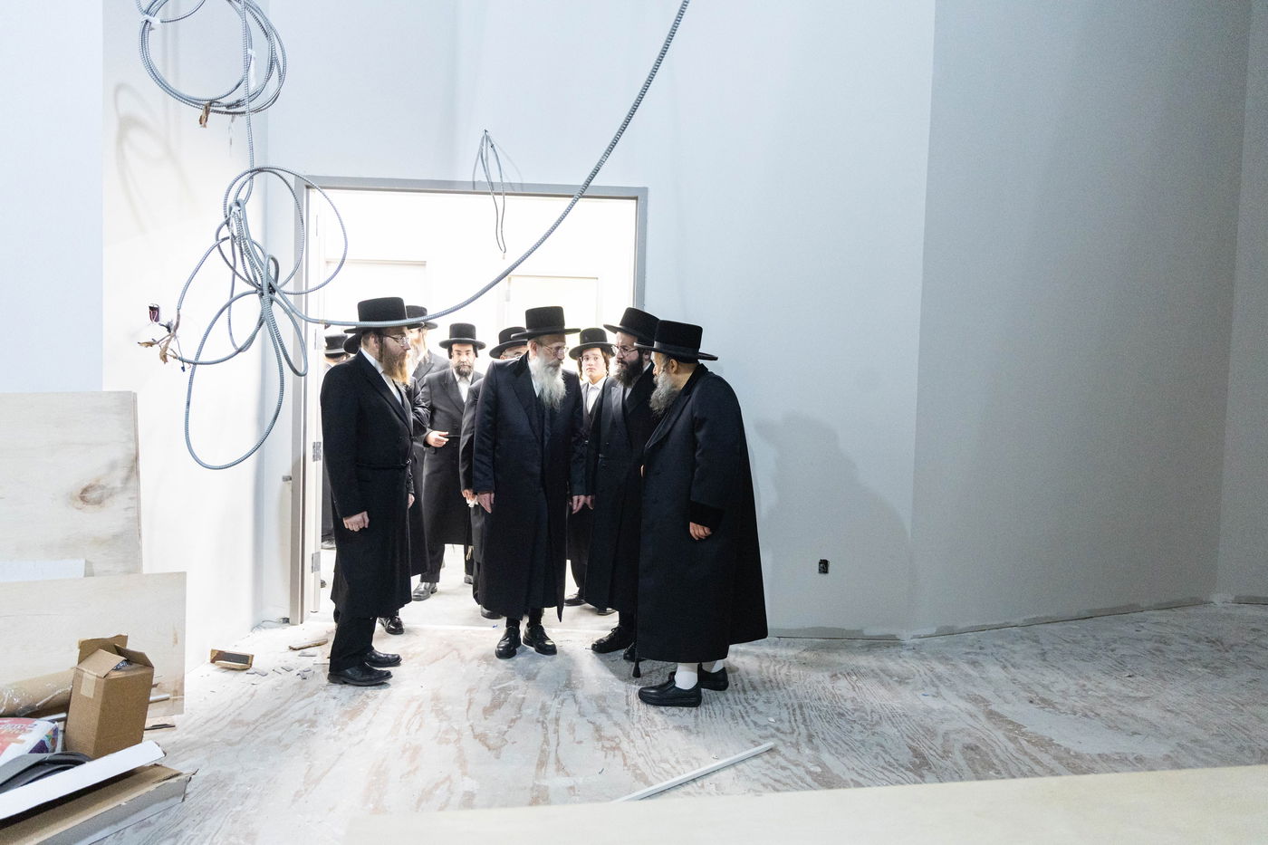 מעמד קביעת מזוזה בבנייני הישיבות בחצה"ק באבוב 45