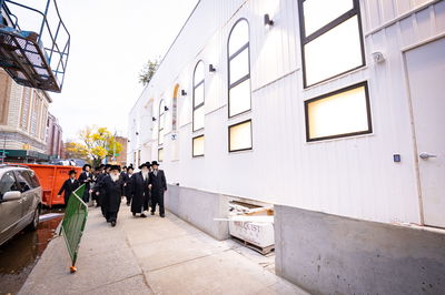 האדמו"ר מצאנז קלויזנבורג בסיור על השטח בעת הבנייה