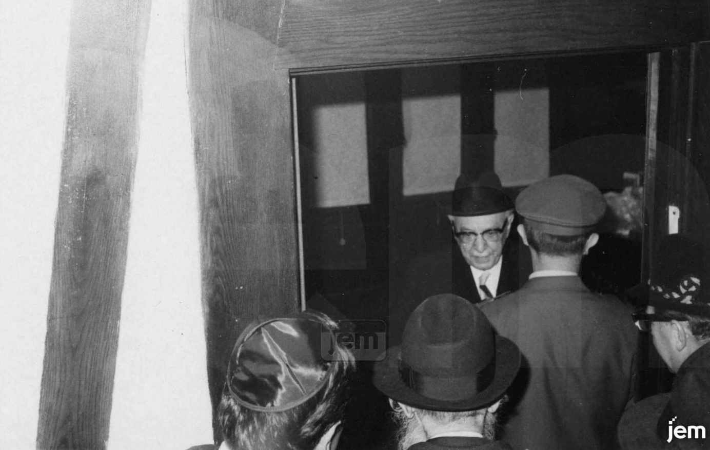 הנשיא שז"ר יוצא מחדרו של הרבי בתום פגישתם