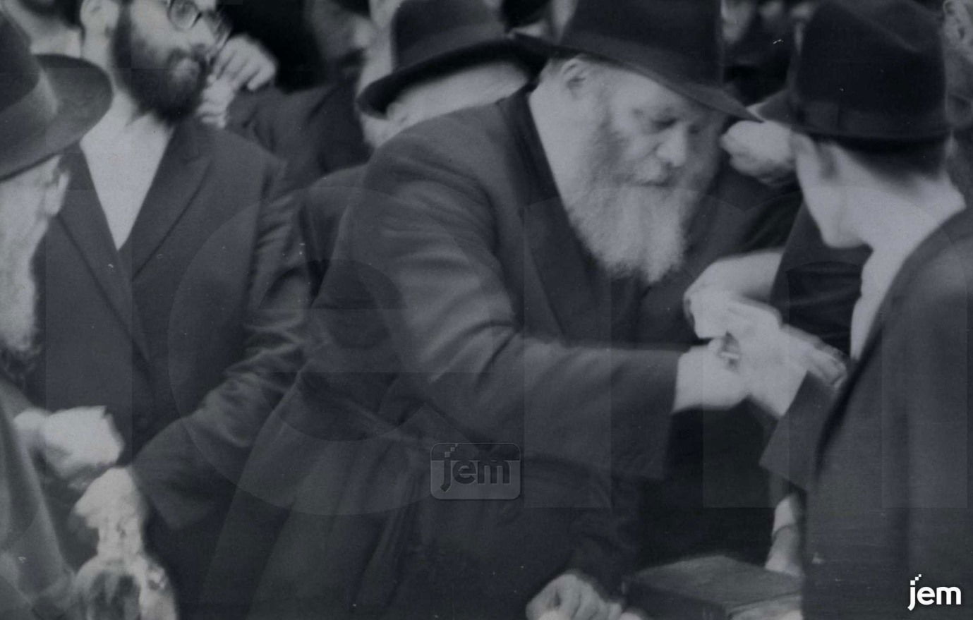 בחלוקת "כוס של ברכה"