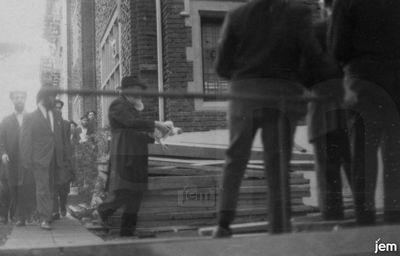 אוחז בתרנגול כפרות, בבוקר ערב יום כיפור