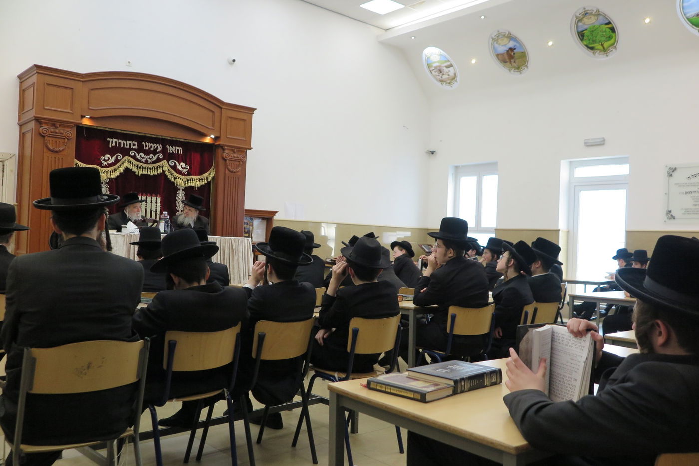 הגה"צ רבי יצחק משה ארלנגר בשיחה בישיבת ויז'ניץ באנטווערפן