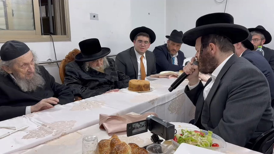 זאנוויל שר לפני הגר"ד לנדו, והאדמו"ר מטשערנוביל