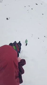 עשרות מטיילים ישראלים נתקעו בסופת שלגים עזה בנפאל - כך נראה חילוצם הבוקר