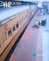 תיעוד מפחיד מהודו: עלתה על רכבת נוסעת - וכמעט נפלה אל מותה