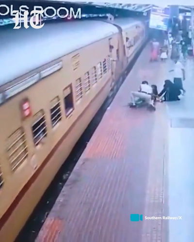 תיעוד מפחיד מהודו: עלתה על רכבת נוסעת - וכמעט נפלה אל מותה