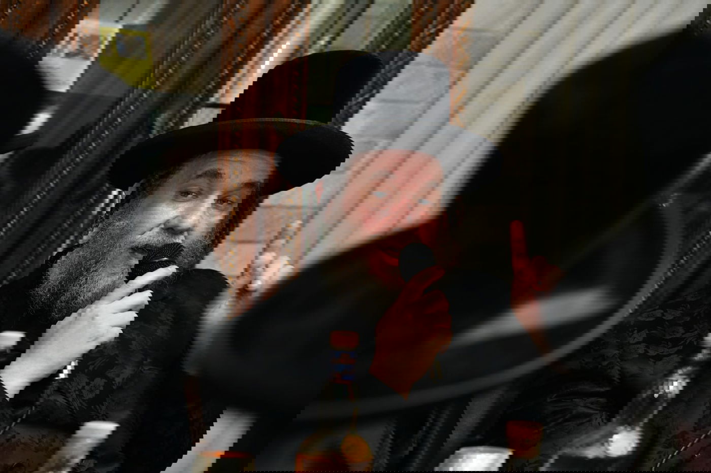 קביעת מזוזות אצל ר' שמואל אהרן צויבל