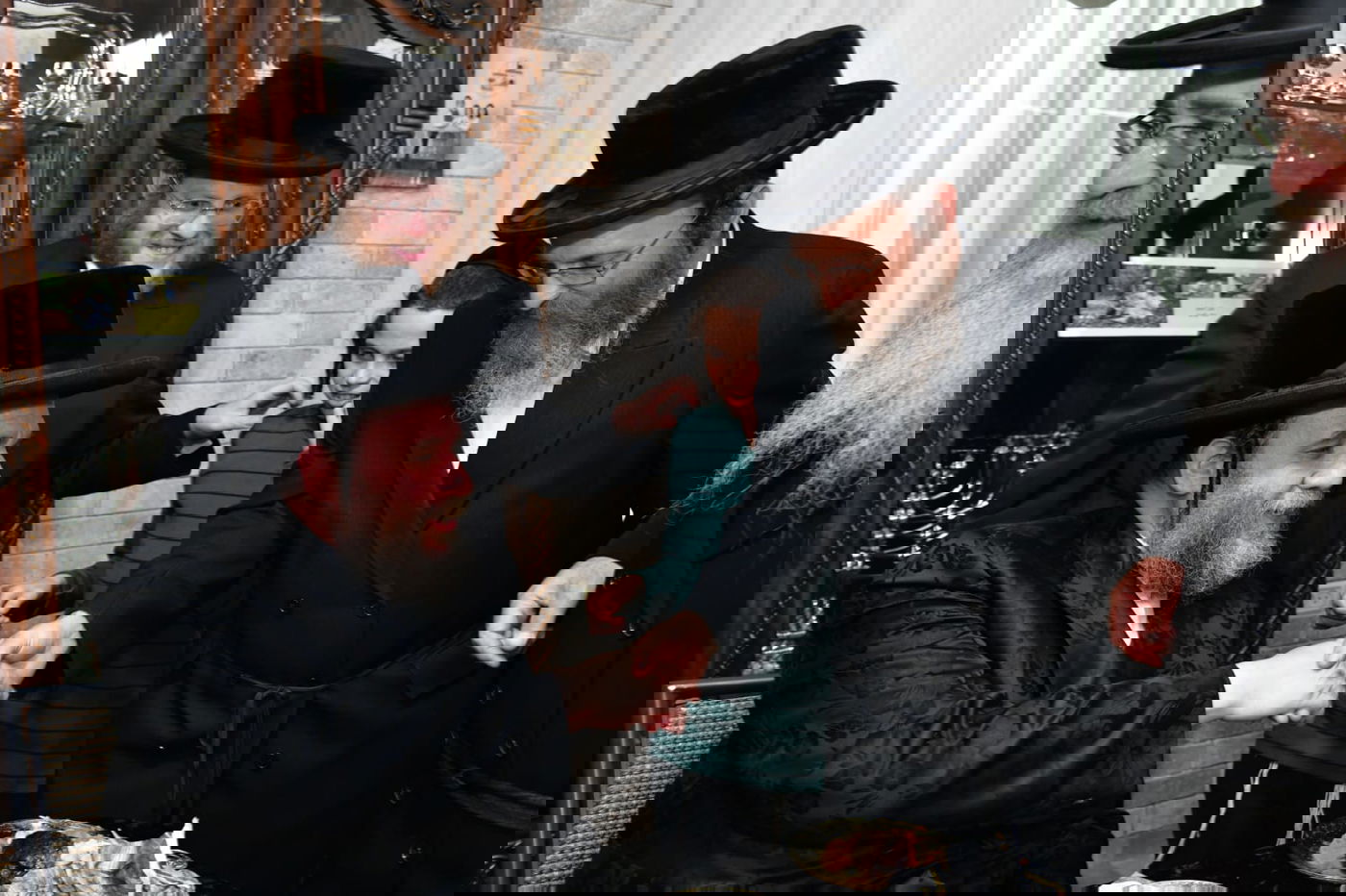 קביעת מזוזות אצל ר' שמואל אהרן צויבל