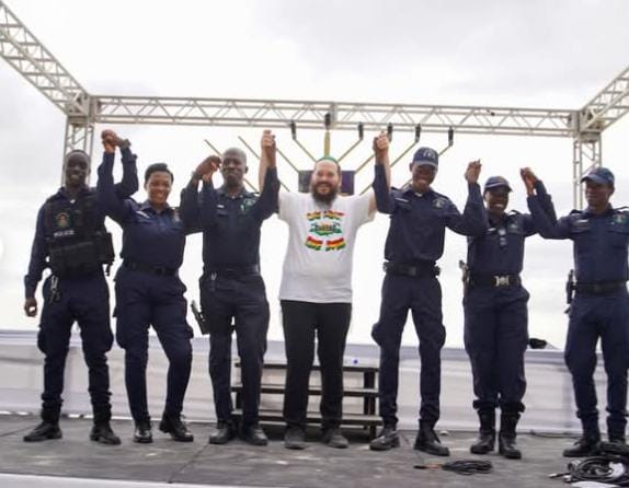 השליח הרב רסקין עם כוחות חירום באי בעבר. אילוסטרציה