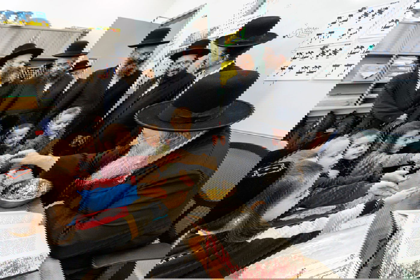 הרה"צ רבי נחמיה אלתר בביקור בתלמוד תורה 'אמרי אמת' בב"פ