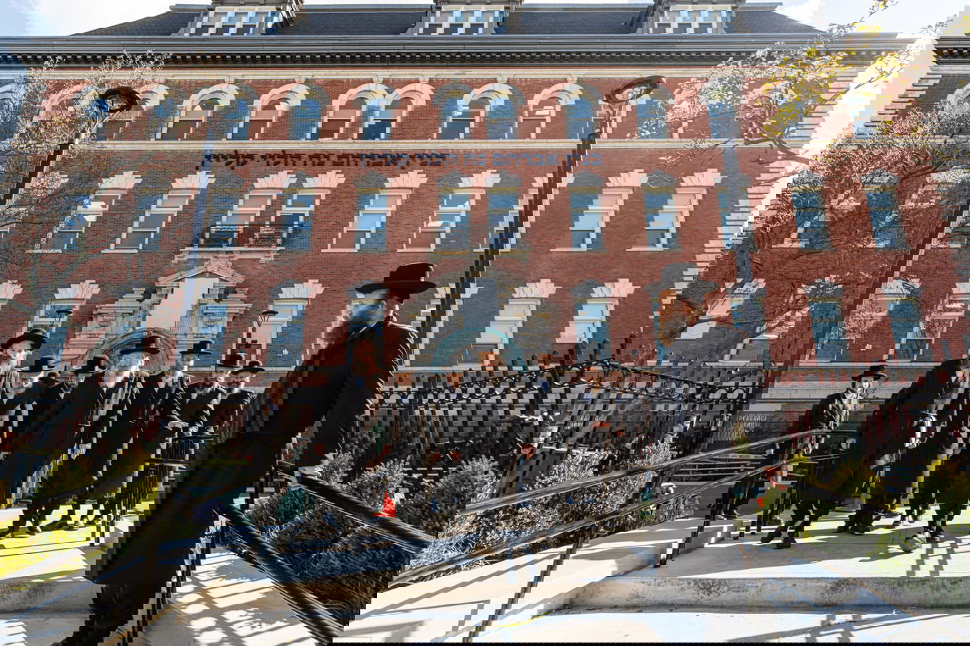 הרה"צ רבי נחמיה אלתר בביקור בתלמוד תורה 'אמרי אמת' בב"פ